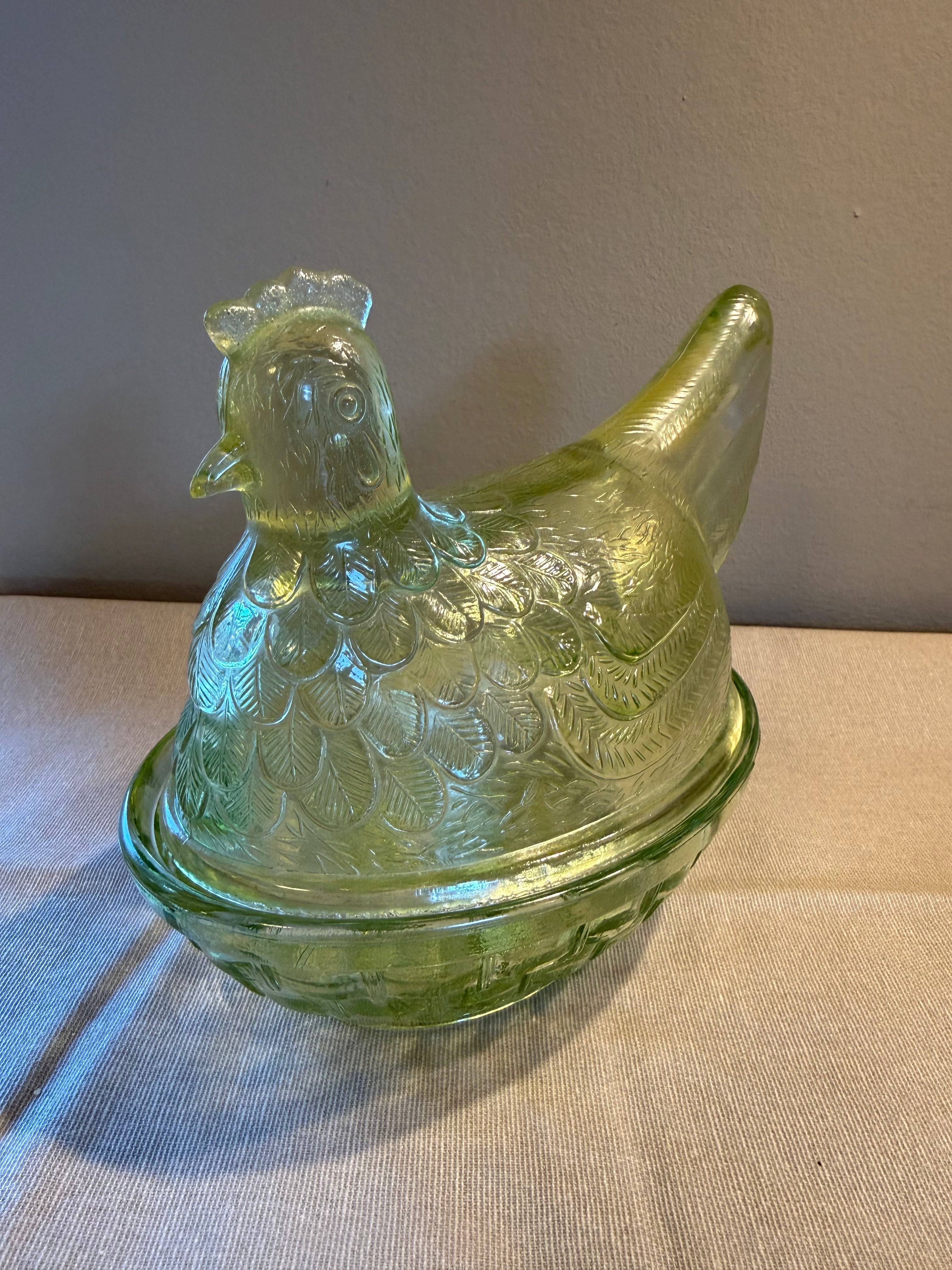 Egghøne i grønt pressglass