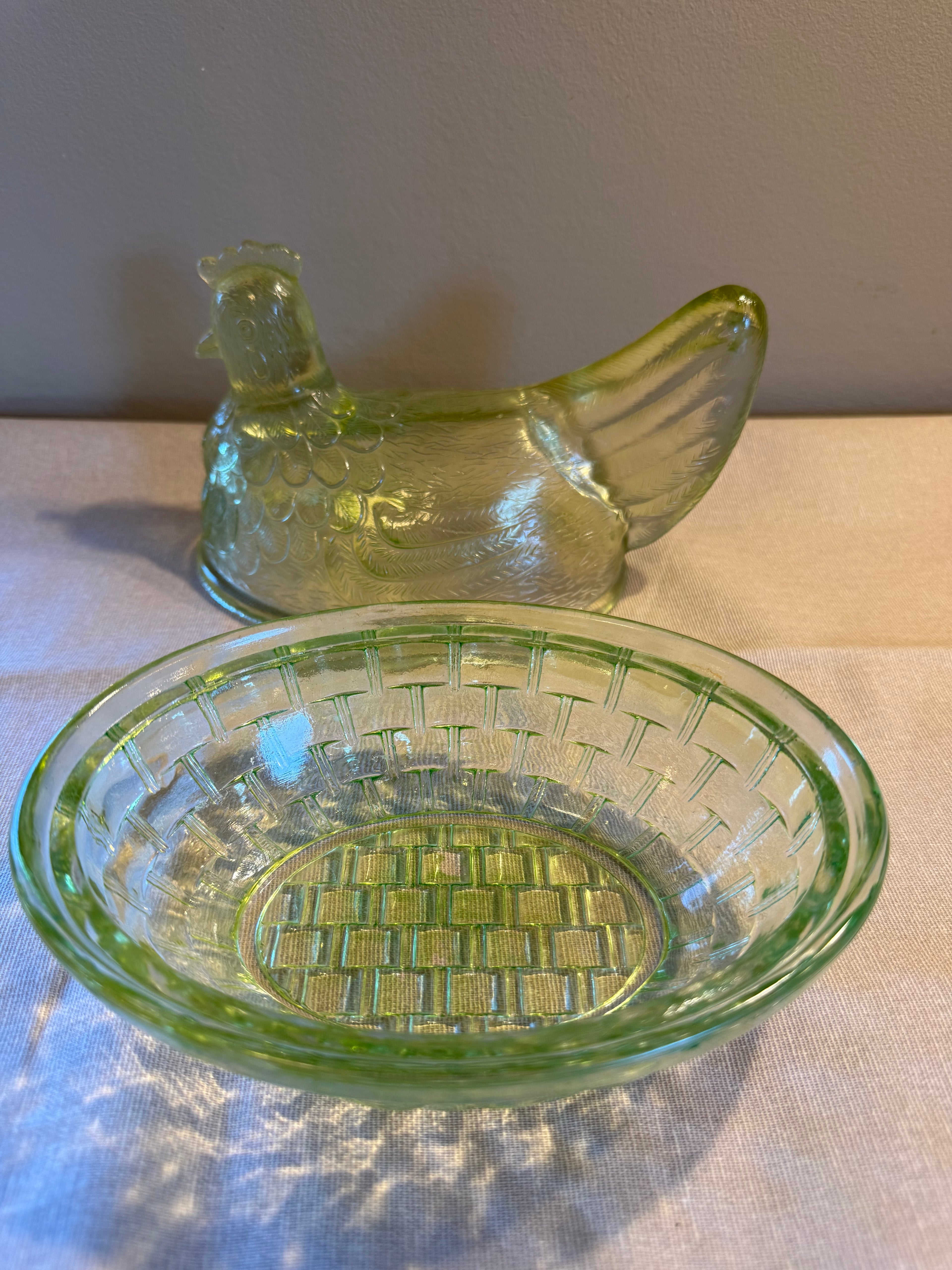 Egghøne i grønt pressglass