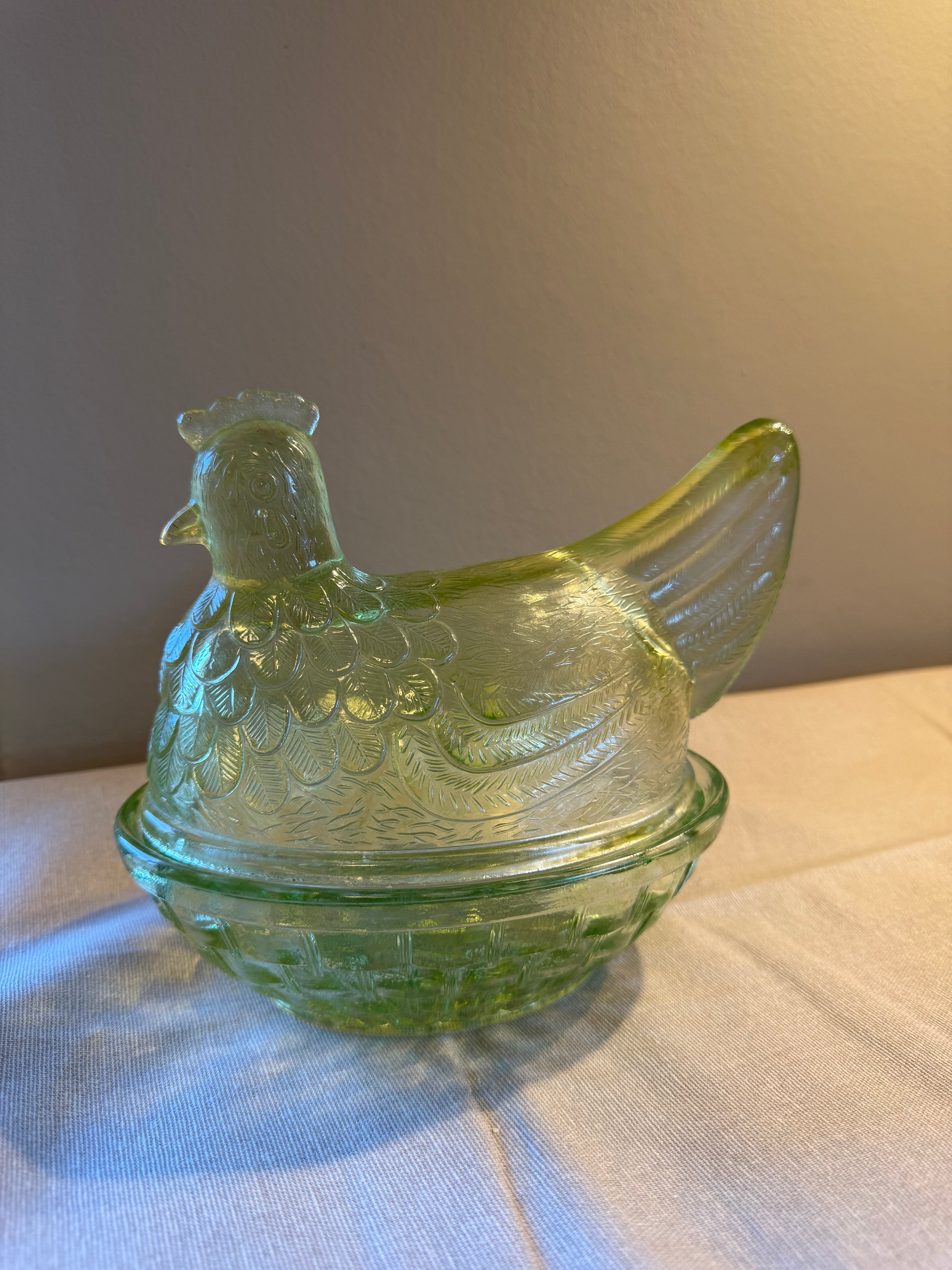 Egghøne i grønt pressglass