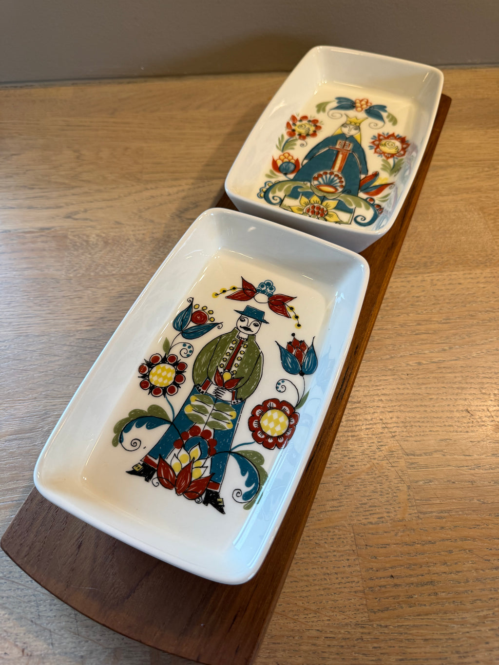 Figgjo Saga snackssett på teakbrett